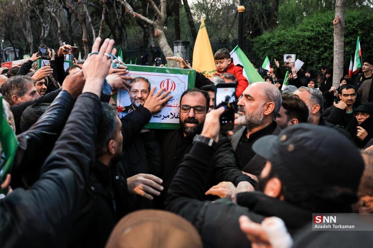 چهارمحال و بختیاری&zwnj;ها برای فرمانده سنگ&zwnj;تمام گذاشتند/ پیکر سرلشکر سلیمانی بر دوش همشهریان خود + فیلم