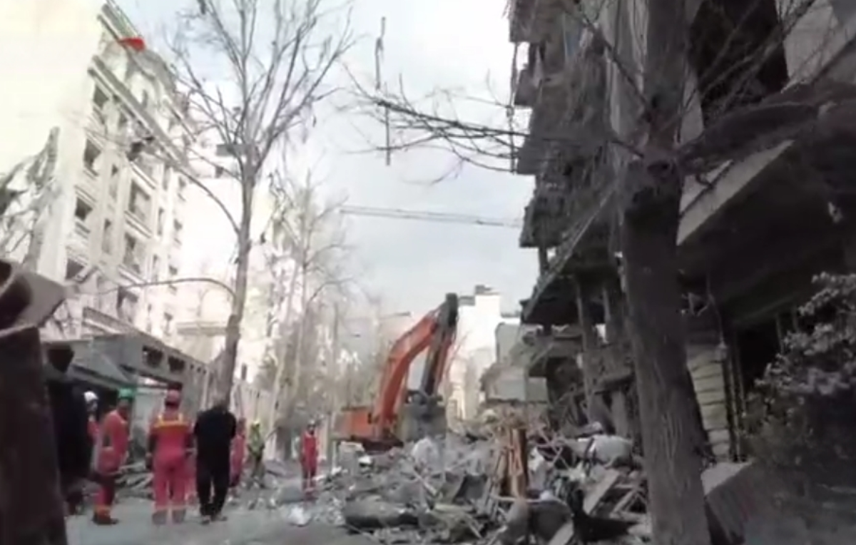 تداوم عملیات امدادرسانی و آواربرداری در تهران؛ یک مصدوم زنده نجات یافت