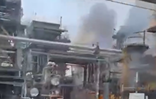 پالایشگاه حیفا همچنان در اتش میسوزد