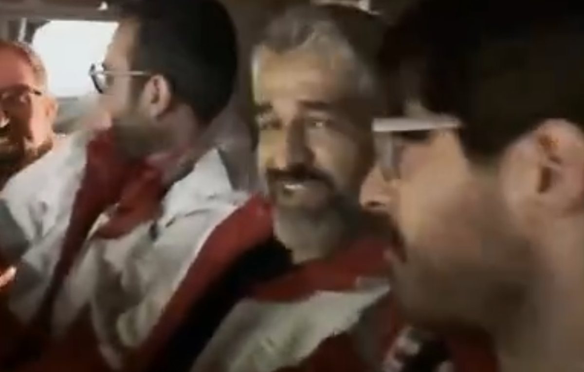 حضور پژمان جمشیدی کنار نیرو‌های هلال احمر