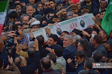 وداع جانسوز و تشییع باشکوه پیکر مطهر شهید دکتر علی لاریجانی بر شانه‌های مردم در معراج الشهدای تهران + فیلم