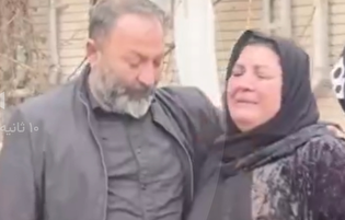 مادر شهید ۳ ساله تبریزی در مصاحبه با خبرنگاران خارجی: حتی اگر همه ماهم بمیریم ذره‌ای به آمریکا و اسرائیل خاک نمی‌دهیم