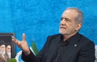 کوله‌پشتی دانش آموزان شهید مدرسه میناب سر سفره هفت سین رئیس‌جمهور