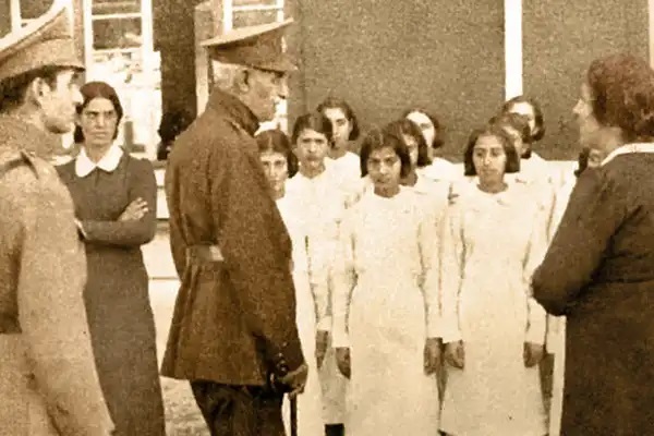 از مسجدسوزی تا اخلاقفروشی؛ این حرفها به خاندان پهلوی نمیآید! از مسجدسوزی تا اخلاقفروشی؛ این حرفها به خاندان پهلوی نمیآید!