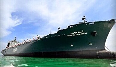 ناوگروه نیروی دریایی سپاه با استقبال فرمانده این نیرو وارد آب‌های سرزمینی ایران شد + فیلم