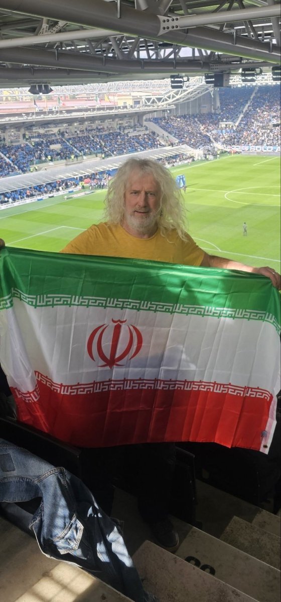 سیاستمدار ایرلندی در استادیوم با پرچم ایران ظاهر شد + عکس