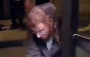 یهودیان افراطی و حریدی در حال تخریب وسایل نقلیه عمومی در سرزمین‌های اشغالی