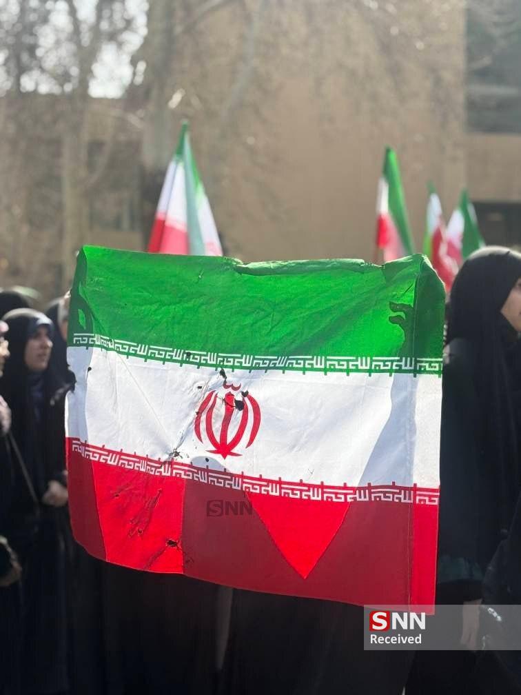 خشونت دانشجونماها در فضای دانشگاه ادامه دارد / اهانت برخی دانشجو نماها به پرچم ایران + فیلم و عکس خشونت دانشجونماها در فضای دانشگاه ادامه دارد / اهانت برخی دانشجو نماها به پرچم ایران + فیلم و عکس