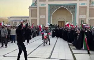 خواندن سرود ملی ایران توسط دانشجویان دانشگاه فردوسی مشهد همراه با سلام نظامی