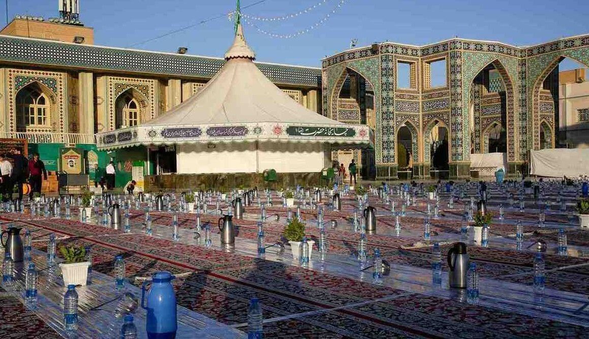 تزئین سفرههای افطاری و محافل قرآنی حرم رضوی با هزار گلدان گل