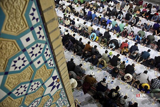 برپایی سفره افطار در حرم مطهر حضرت معصومه (س)
