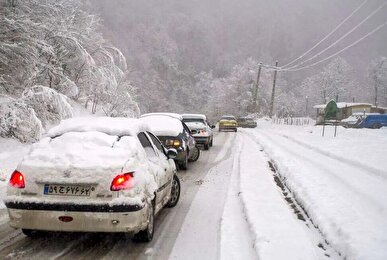 بارش برف و باران جاده‌های ۹ استان کشور را فراگرفته است