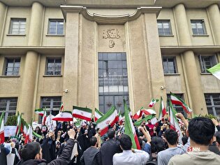 راهپیمایی دانشجویان علیه اهانت به پرچم ایران