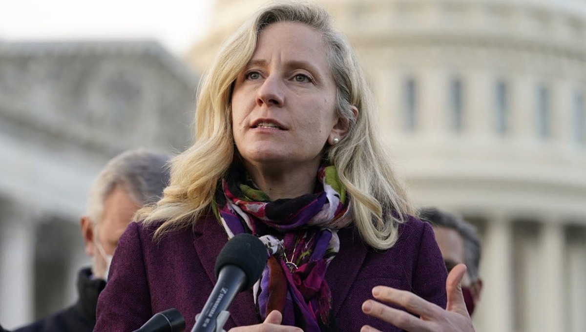 ترامپ به مردم آمریکا دروغ می‌گوید و زندگی را برای شهروندان دشوار کرده است