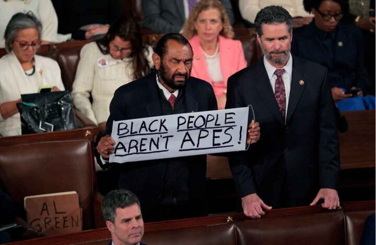 اخراج نماینده دموکرات از سخنرانی ترامپ با پلاکارد جنجالی