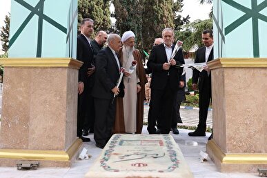 ادای احترام پزشکیان به مقام شامخ شهدای استان مازندران + فیلم