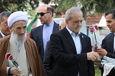 ادای احترام رئیس جمهور به شهدای گمنام در آغاز سفر به مازندران + فیلم