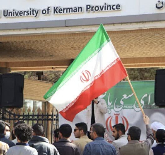 تجمع دانشجویان کرمانی در پی اهانت به پرچم ایران+فیلم