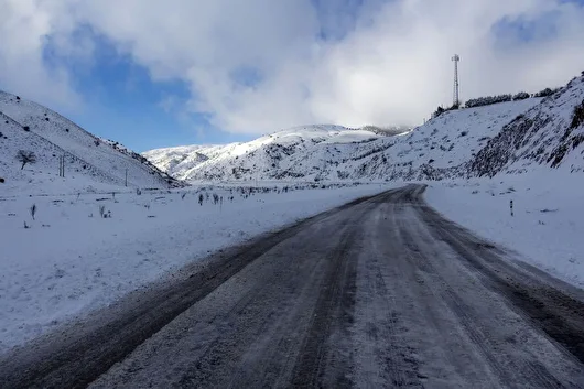 بارش برف و لغزندگی جاده در ۴ محور آذربایجان شرقی