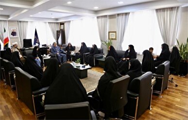 تکریم وزیر فرهنگ و ارشاد اسلامی از دختران شهدا /صالحی: ایستادگی ایران در برابر توطئه ها، ثمره خون شهیدان است