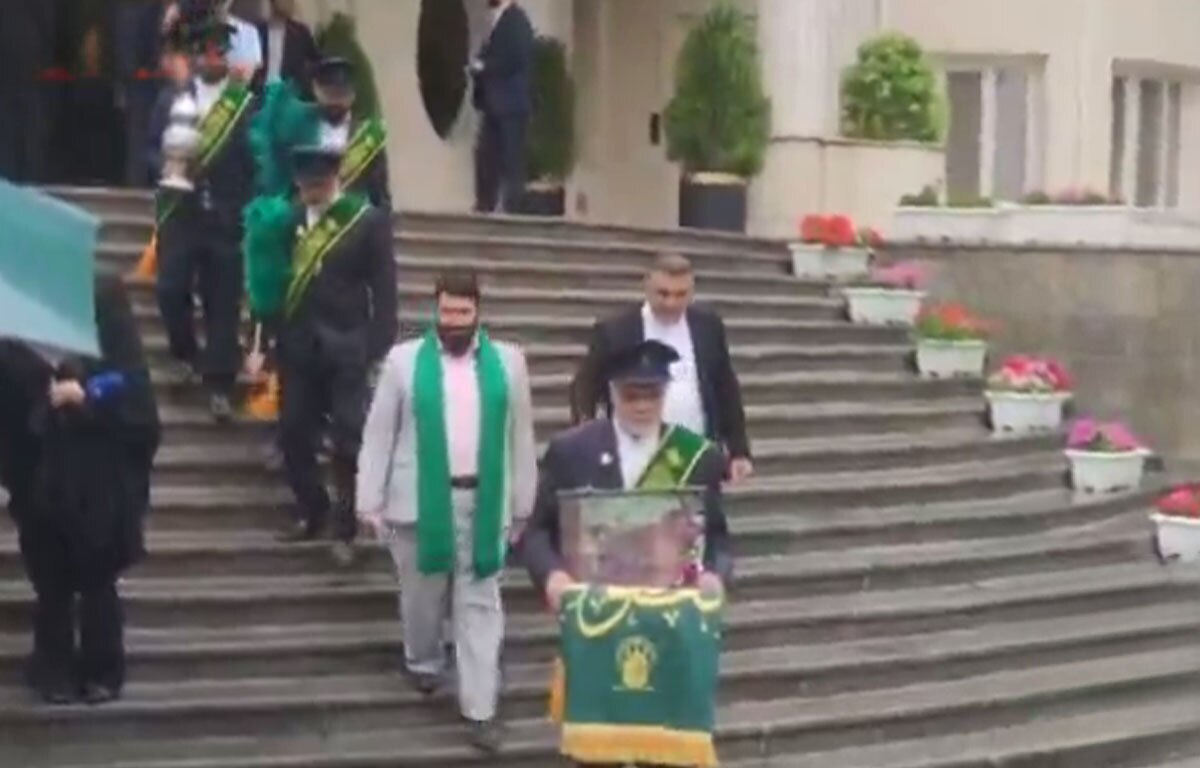 حضور خادمان حرم حضرت معصومه در جلسهٔ هیئت دولت