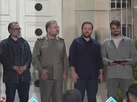 تقدیر از علی توسلی خبرنگار جهادی و دبیر فضای مجازی SNNTV در اختتامیه ششمین رویداد تولید محتوای دیجیتال بسیج