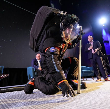 رقابت بین چین و آمریکا به ماه کشیده شد! /وقتی دو غول فضایی، تکنولوژی خود را در ساخت لباس&zwnj;های مخصوص ماه&zwnj;نوردی به رخ می&zwnj;کشند