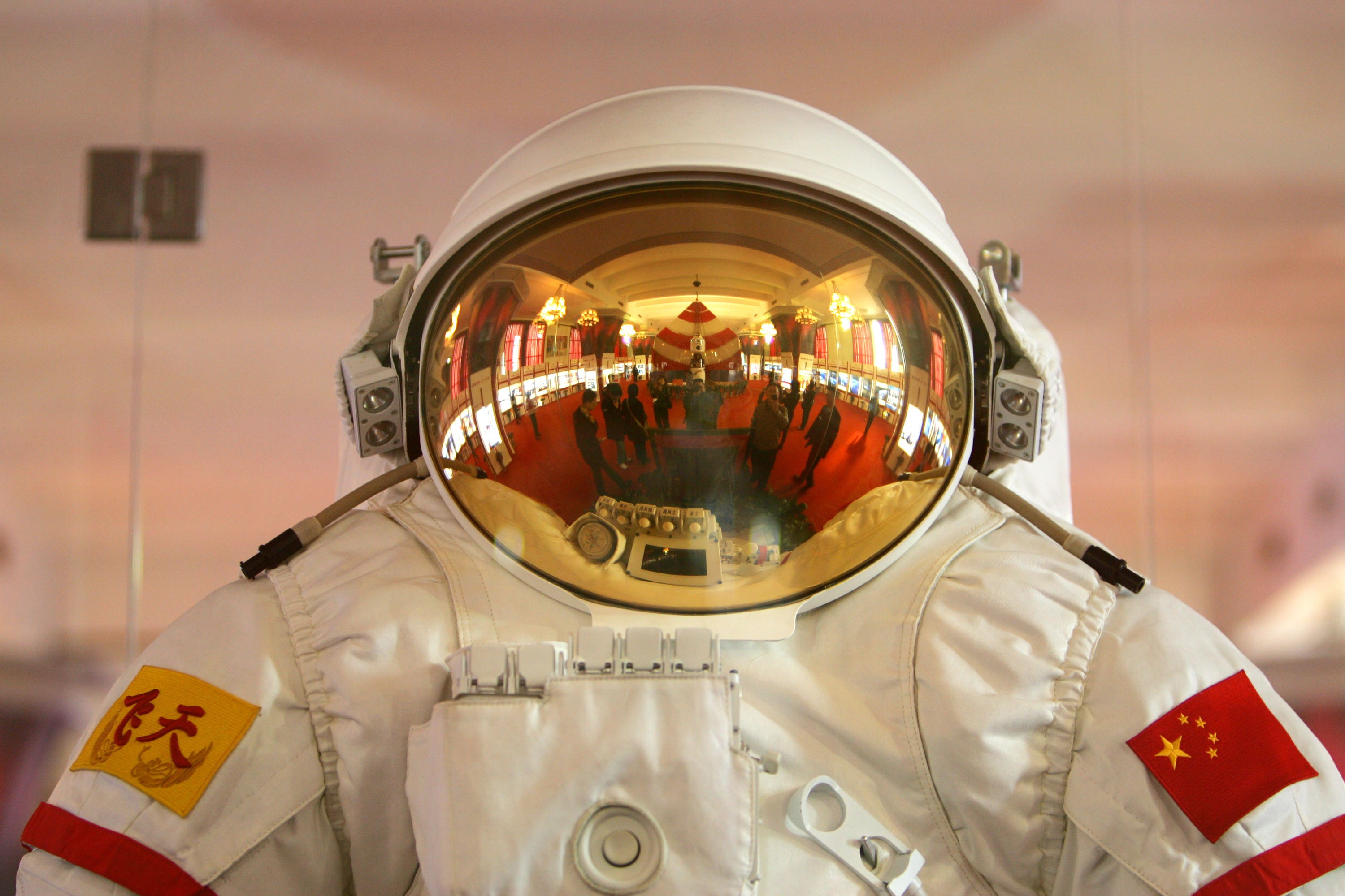 رقابت بین چین و آمریکا به ماه کشیده شد! /وقتی دو غول فضایی، تکنولوژی خود را در ساخت لباس&zwnj;های مخصوص ماه&zwnj;نوردی به رخ می&zwnj;کشند