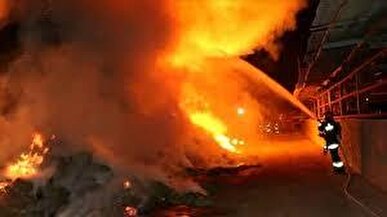آتش‌سوزی در محله قوچسار نظرآباد ۱۲ واحد ضایعاتی را درگیر کرد/ حادثه بدون تلفات جانی مهار شد + فیلم