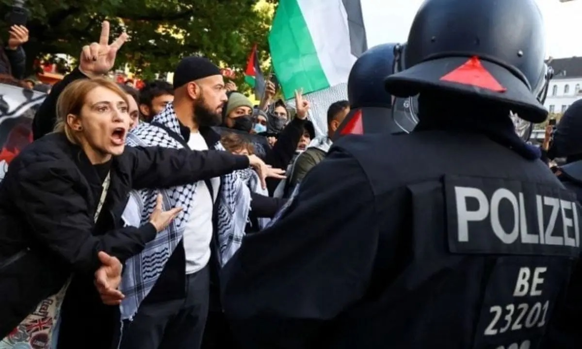 بازداشت خشونتآمیز معترض غیرمسلح در برلین بهدلیل بالا بردن پرچم فلسطین + فیلم