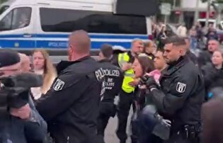 بازداشت خشونت‌آمیز معترض غیرمسلح در برلین به‌دلیل بالا بردن پرچم فلسطین