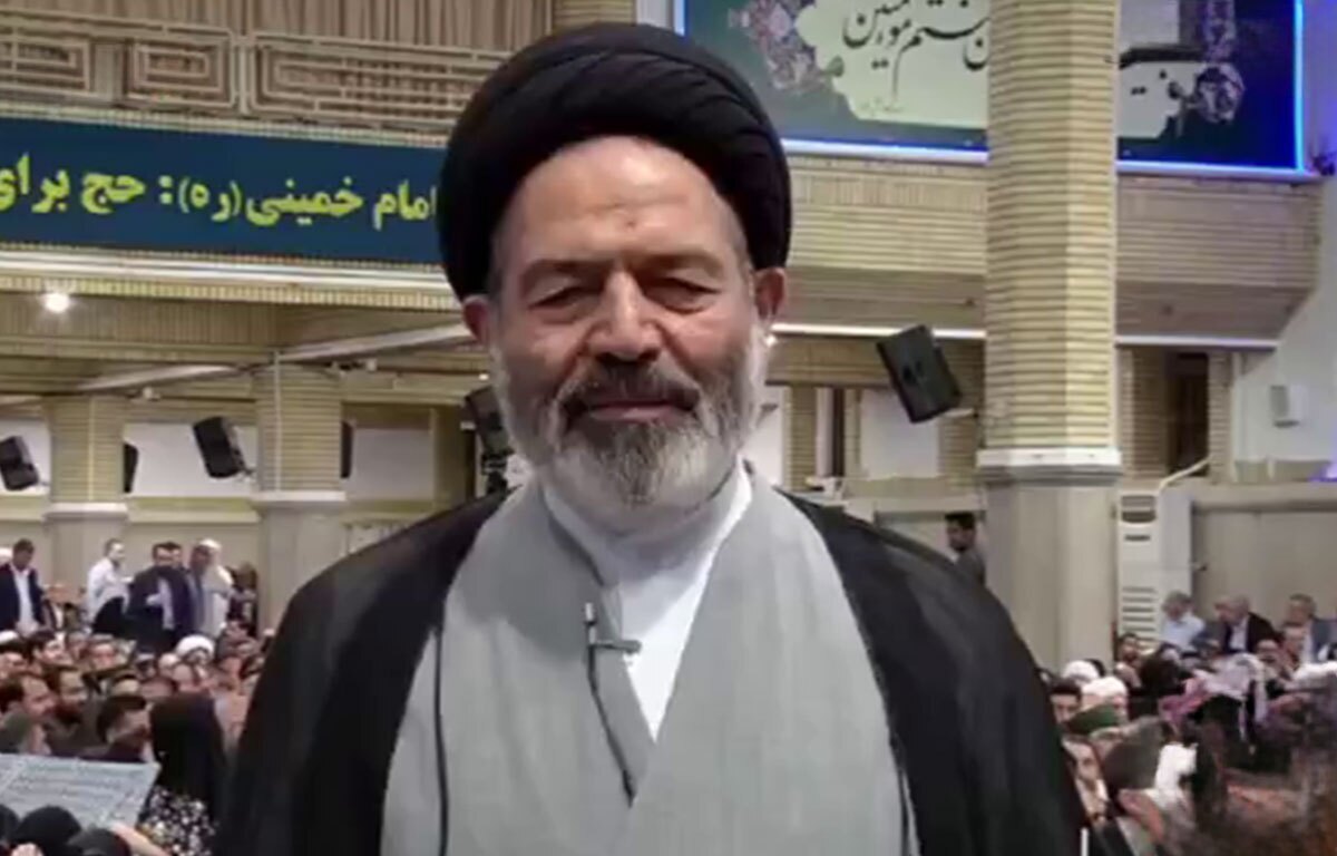 حال و هوای حسینیه امام خمینی (ره) دقایقی پیش از آغاز جمعی از کارگزارانِ حج با رهبر انقلاب اسلامی