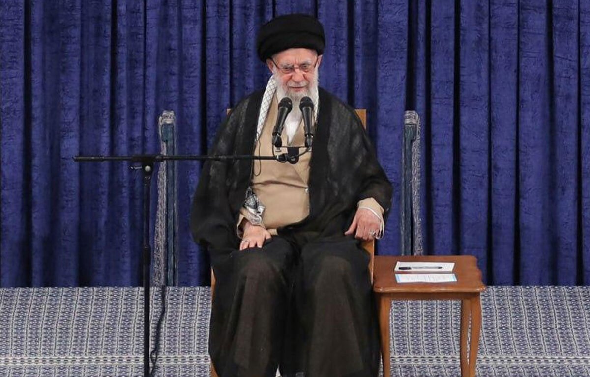 رهبر انقلاب در آغاز دیدار کارگزاران حج، مجدداً به حادثه تلخ بندر شهیدرجایی بندرعباس اشاره کردند و به خانوادههای جانباختگان و آسیبدیدگان این حادثه تسلیت گفتند