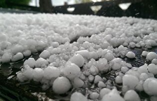 بارش سیل آسای تگرگ روستای بیاندره در بانه