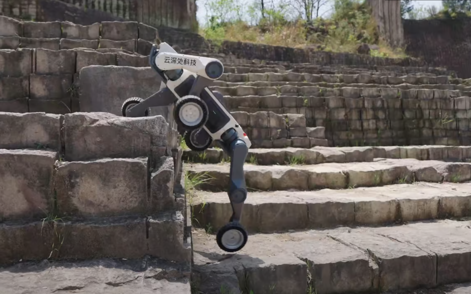 ربات چینی M20: قدرتی بی&zwnj;مانند در دل طبیعت وحشی/ ام 20 در طوفان دریا شنا میکند و در میانه شن های صحرا و گل و لای باتلاق بدون محدودیت تردد میکند