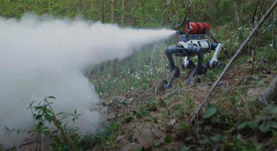 ربات چینی M20: قدرتی بی&zwnj;مانند در دل طبیعت وحشی/ ام 20 در طوفان دریا شنا میکند و در میانه شن های صحرا و گل و لای باتلاق بدون محدودیت تردد میکند