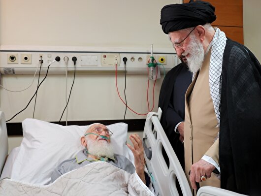 لحظاتی از عیادت عصر امروز رهبر انقلاب اسلامی از حضرت آیت‌الله نوری همدانی