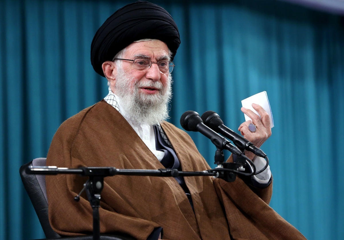 رهبر انقلاب: حوزه صرفاً یک موسسه تدریس و تدرس نیست بلکه مجموعهای از کارکردهای اجتماعی و سیاسی است + فیلم