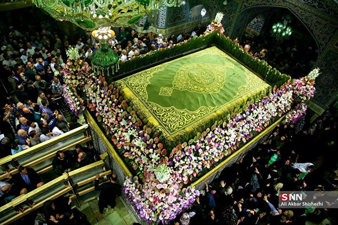 گل آرایی ضریح مطهر امام رضا (ع) در آستانه روز ولادت ایشان