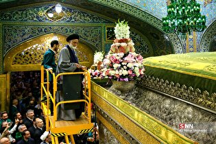 گل آرایی ضریح مطهر امام رضا (ع) در آستانه روز ولادت ایشان