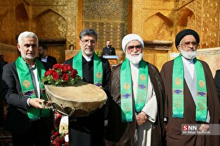 خطبه خوانی و تعویض پرچم گنبد حرم مطهر رضوی