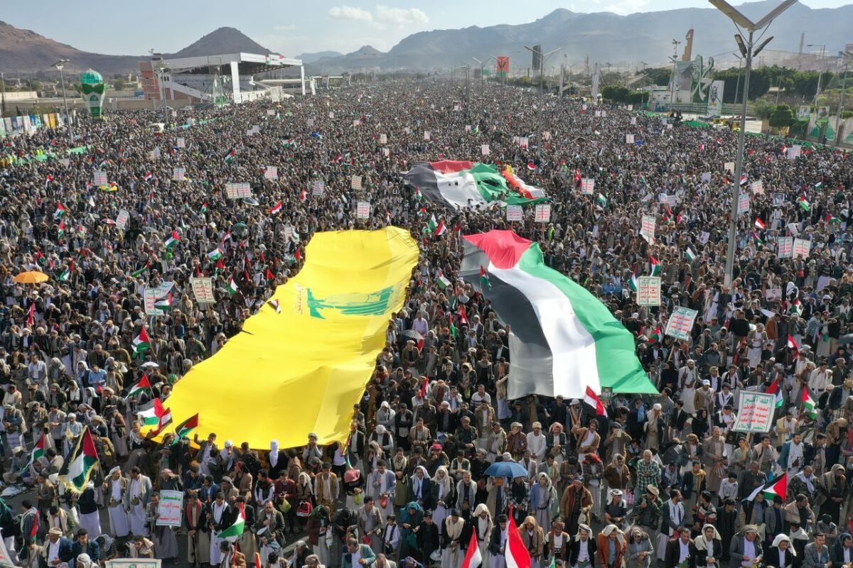 تجمع میلیونی مردم یمن در حمایت از مردم مظلوم فلسطین همزمان با حمله موشکی یمن به قلب تل آویو + فیلم