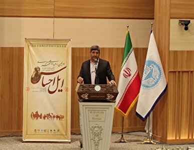 شاعران پیشگامان فرهنگ هستند
