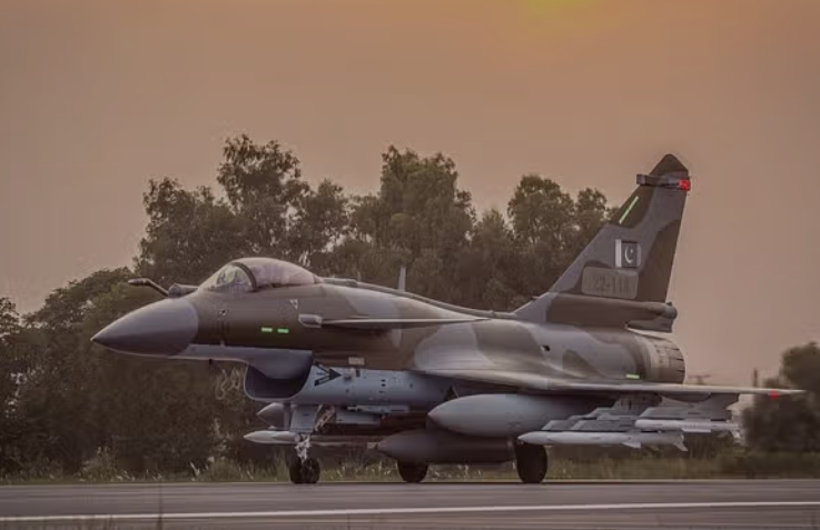 سقف فناوری هوایی فرانسوی&zwnj;ها توسط موشک چینی به زیر کشیده شد/ PL-15، موشکی که جنگنده رافال ساخت فرانسه را سرنگون کرد