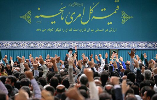 واکنش رهبر انقلاب به صلوات فرستادن و دست زدن همزمان کارگران