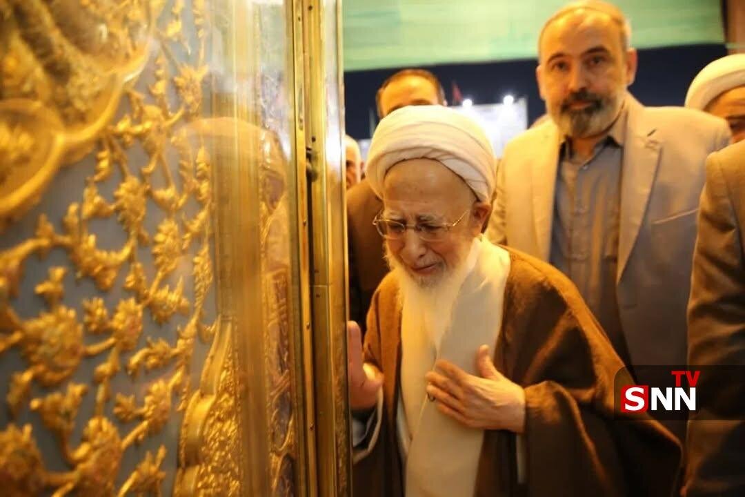 گریه آیت الله جوادی آملی در حرمین کاظمین / عکس گریه آیت الله جوادی آملی در حرمین کاظمین / عکس