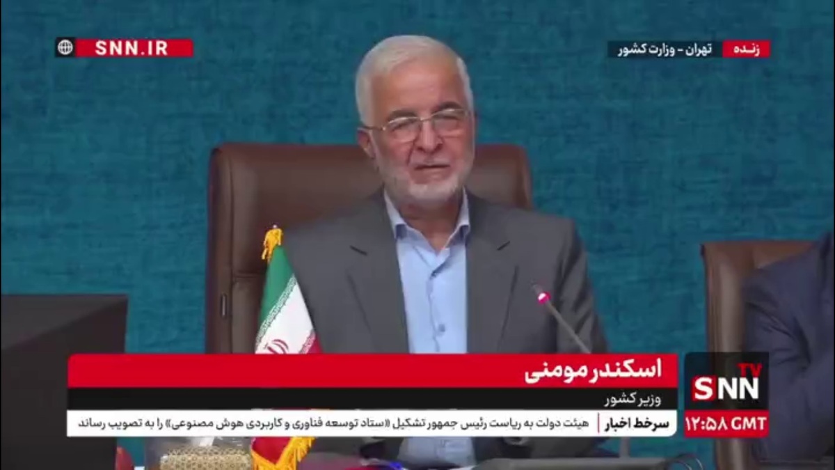 مومنی: فرش قرمز را باید جلوی سرمایه گذار پهن کنیم نه مسئولان