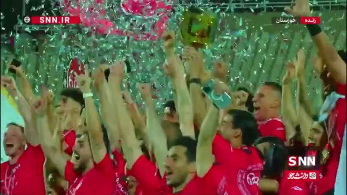 لحظه بالا بردن جام قهرمانی لیگ برتر توسط شجاع خلیل زده و بازیکنان تراکتور