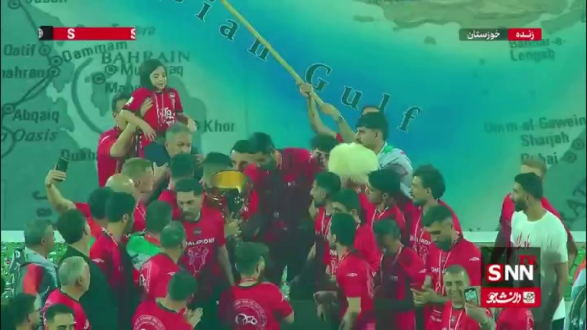 لحظه بالا بردن جام قهرمانی لیگ برتر توسط شجاع خلیل زده و بازیکنان تراکتور