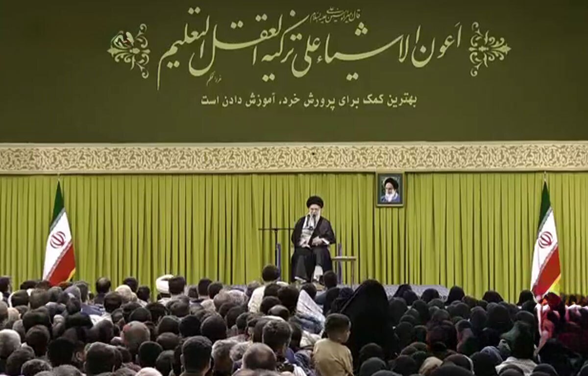 دیدار سالیانهی ما با معلمان محترم و مسئولان آموزش و پرورش کشور، به قصد عرض ارادت به معلمان است